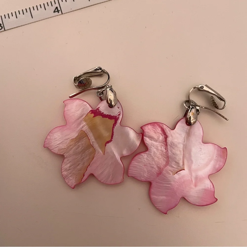 Vintage HAWAIIAN Real MOTHER OF PEARL Shell Summer Vacation Tropical Earrings